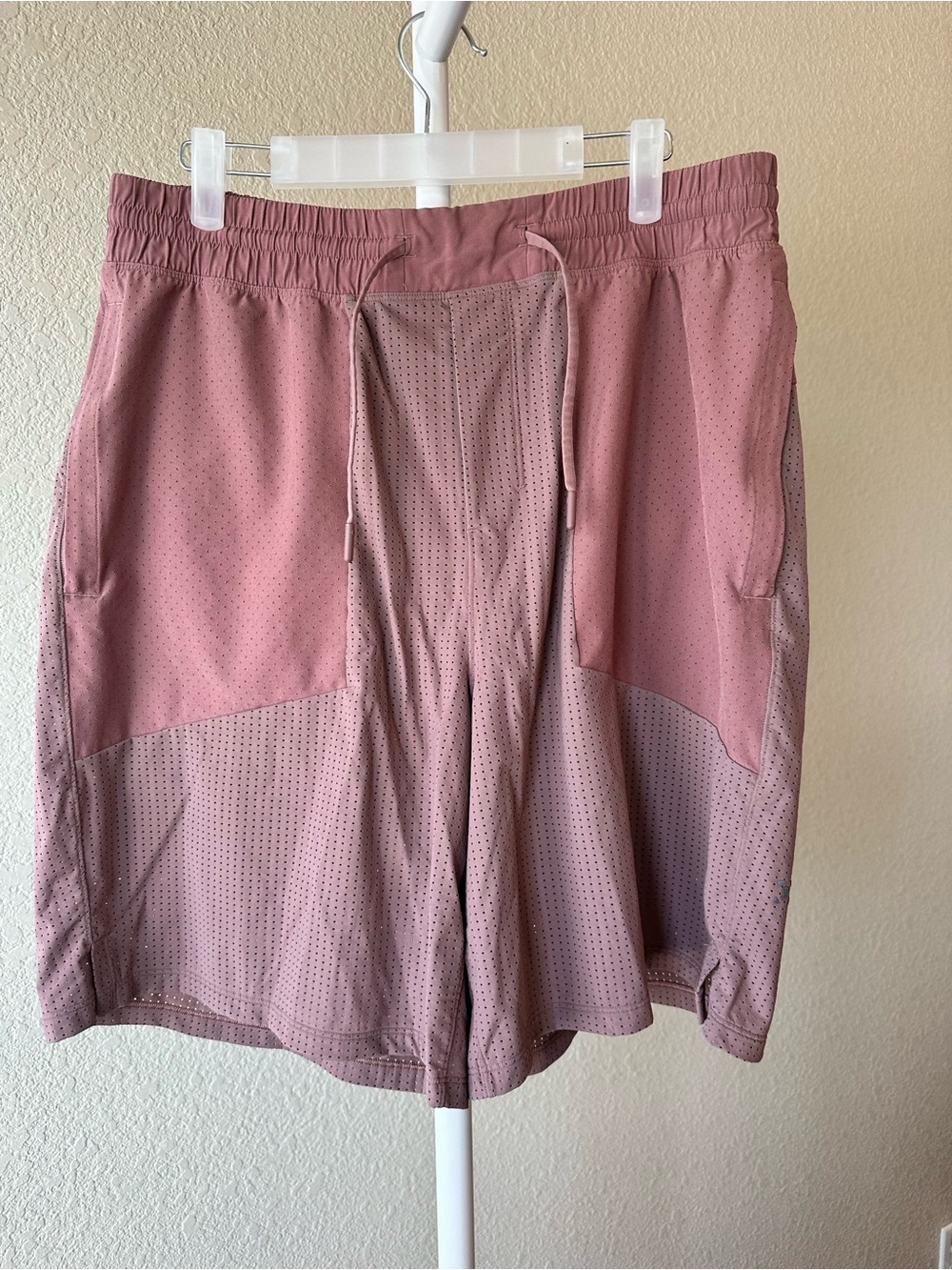 Lululemon men’s step back jump shorts red dust 9” inseam lined size large